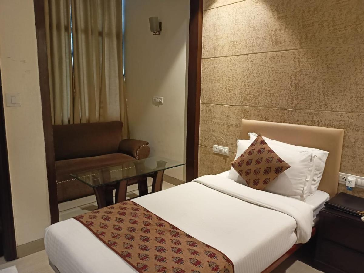 Cosy Grand, Chanakyapuri By The Cosy Hotels Ню Делхи Екстериор снимка