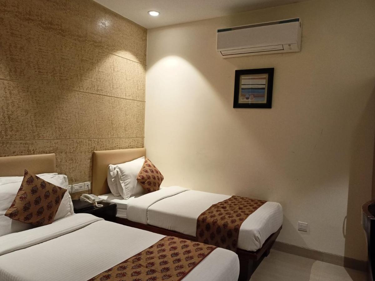 Cosy Grand, Chanakyapuri By The Cosy Hotels Ню Делхи Екстериор снимка