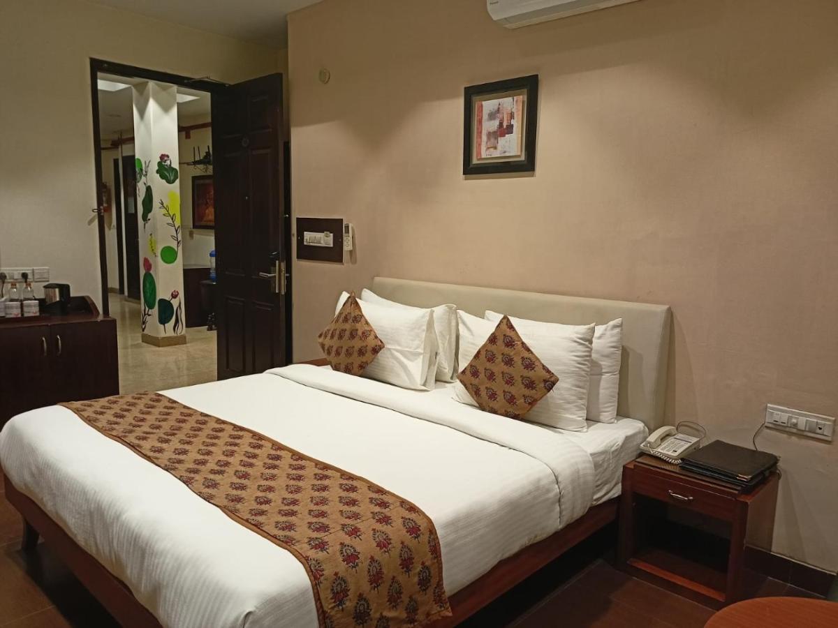 Cosy Grand, Chanakyapuri By The Cosy Hotels Ню Делхи Екстериор снимка