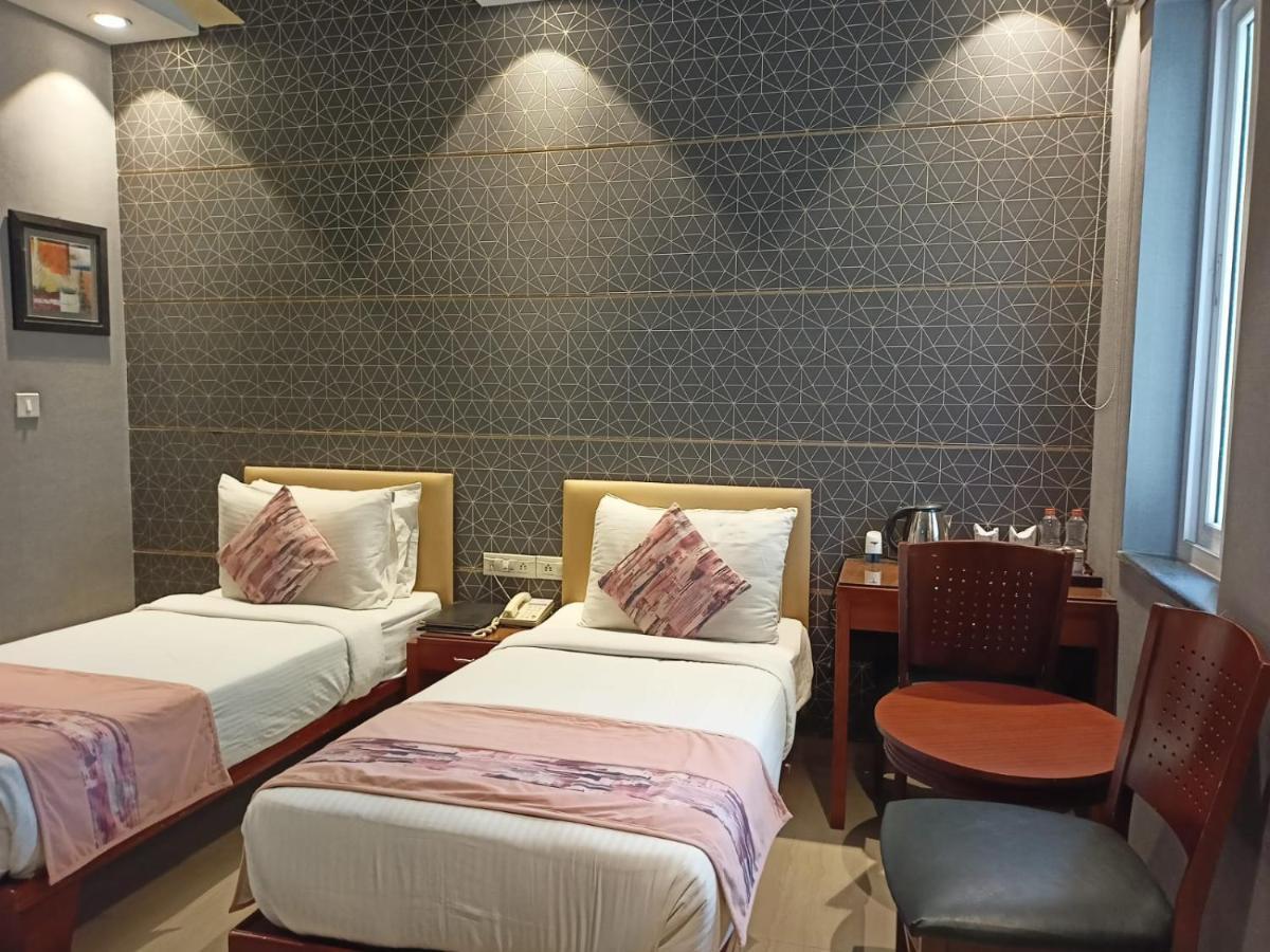 Cosy Grand, Chanakyapuri By The Cosy Hotels Ню Делхи Екстериор снимка