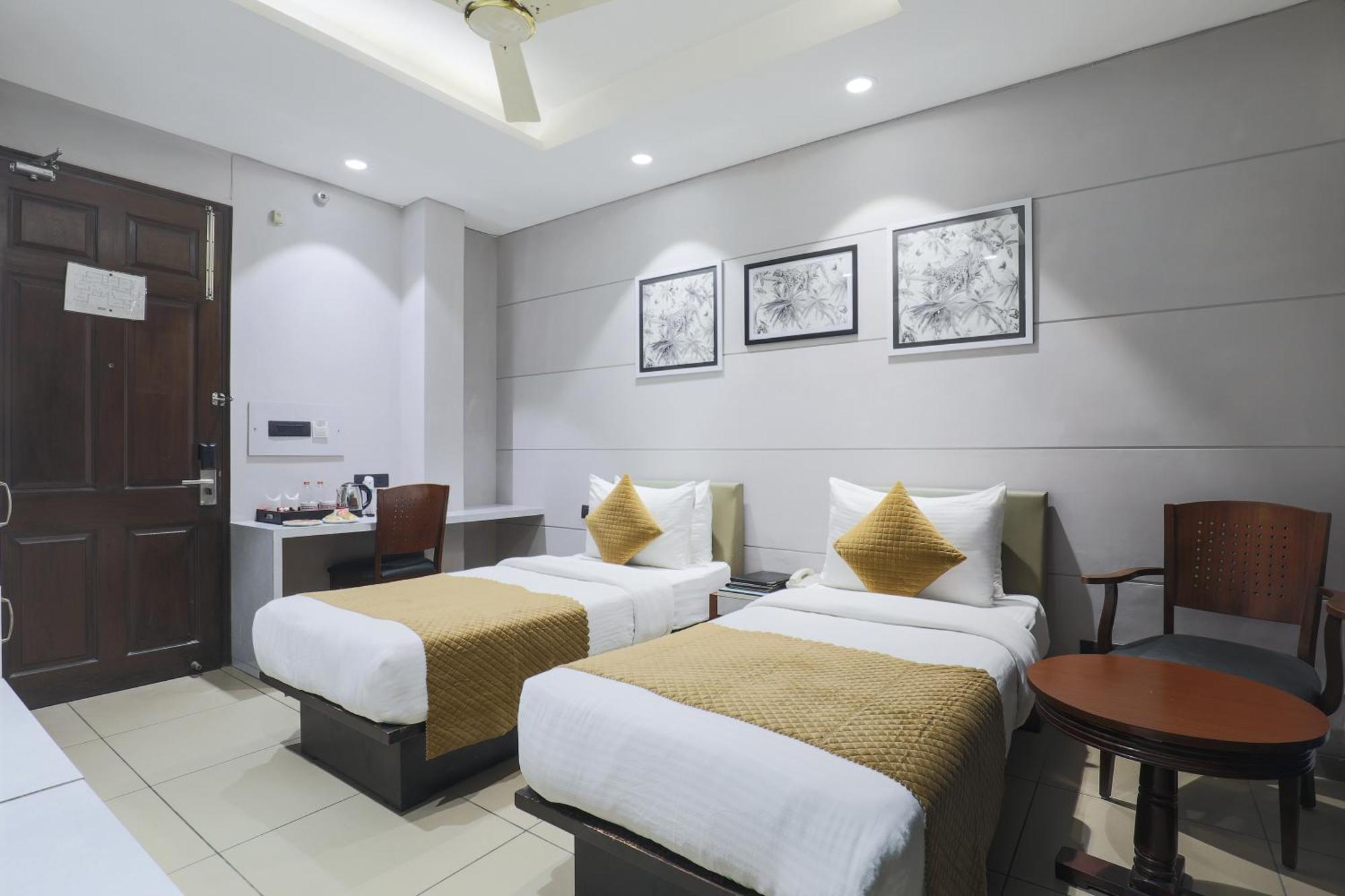 Cosy Grand, Chanakyapuri By The Cosy Hotels Ню Делхи Екстериор снимка