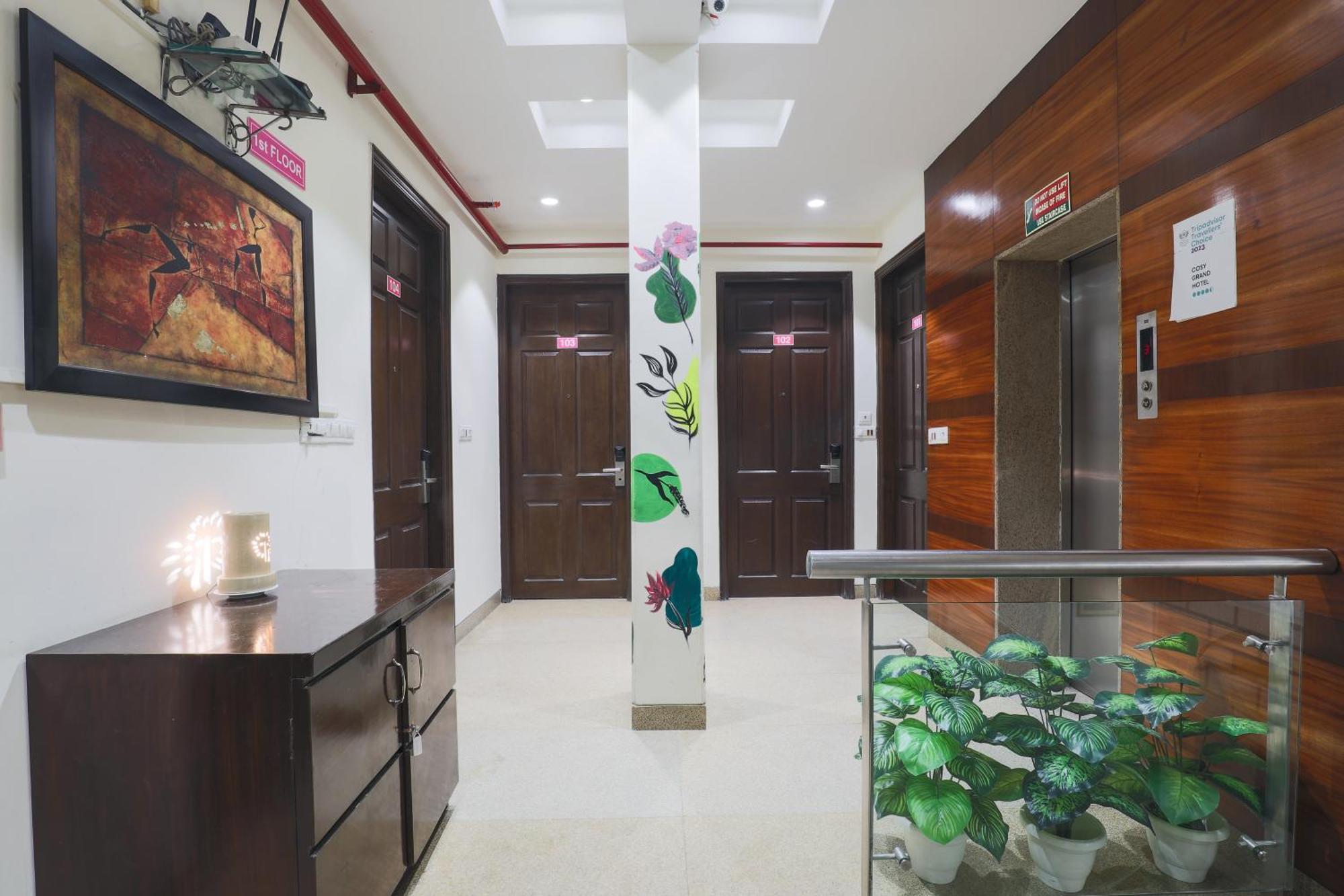 Cosy Grand, Chanakyapuri By The Cosy Hotels Ню Делхи Екстериор снимка