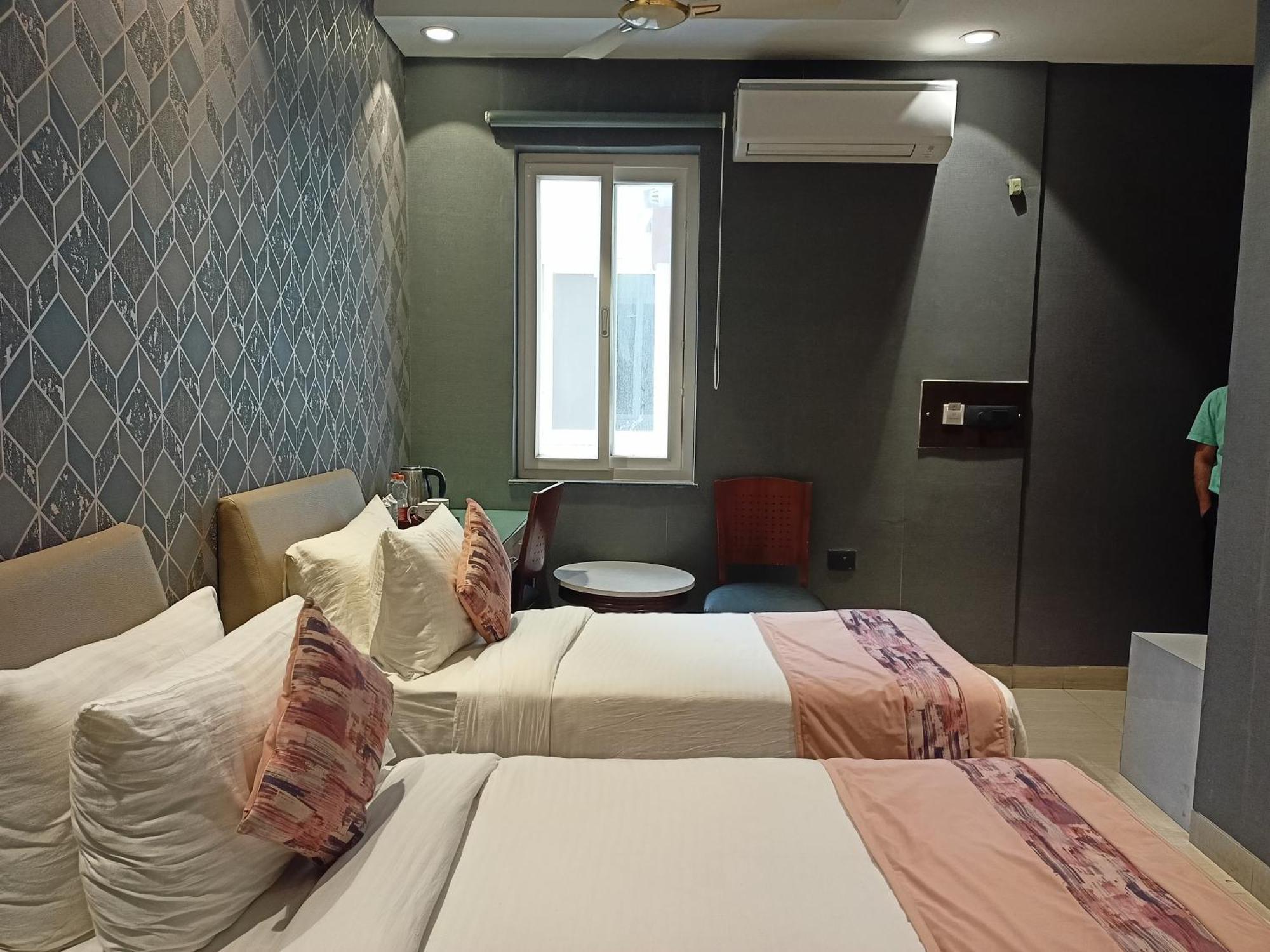 Cosy Grand, Chanakyapuri By The Cosy Hotels Ню Делхи Екстериор снимка