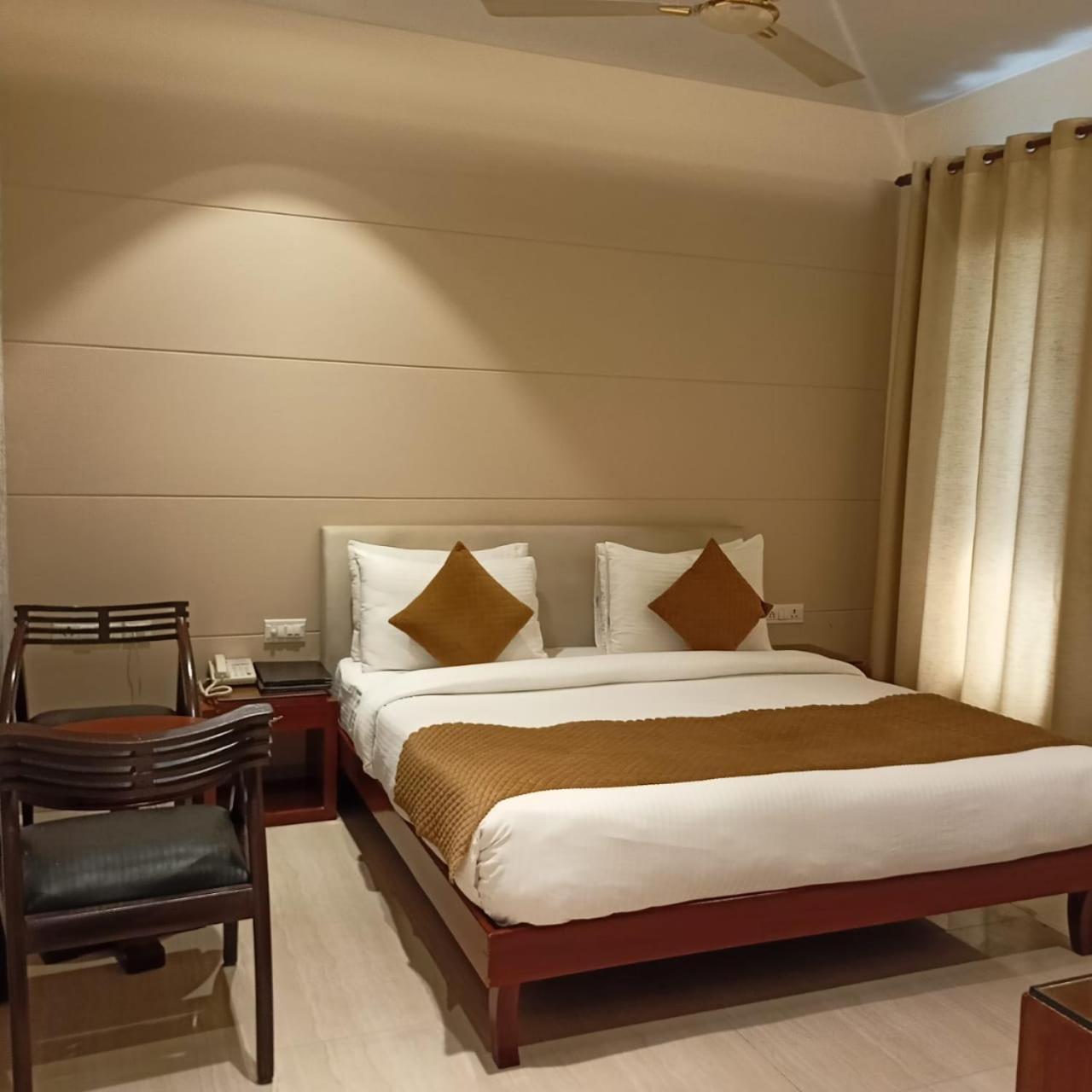 Cosy Grand, Chanakyapuri By The Cosy Hotels Ню Делхи Екстериор снимка