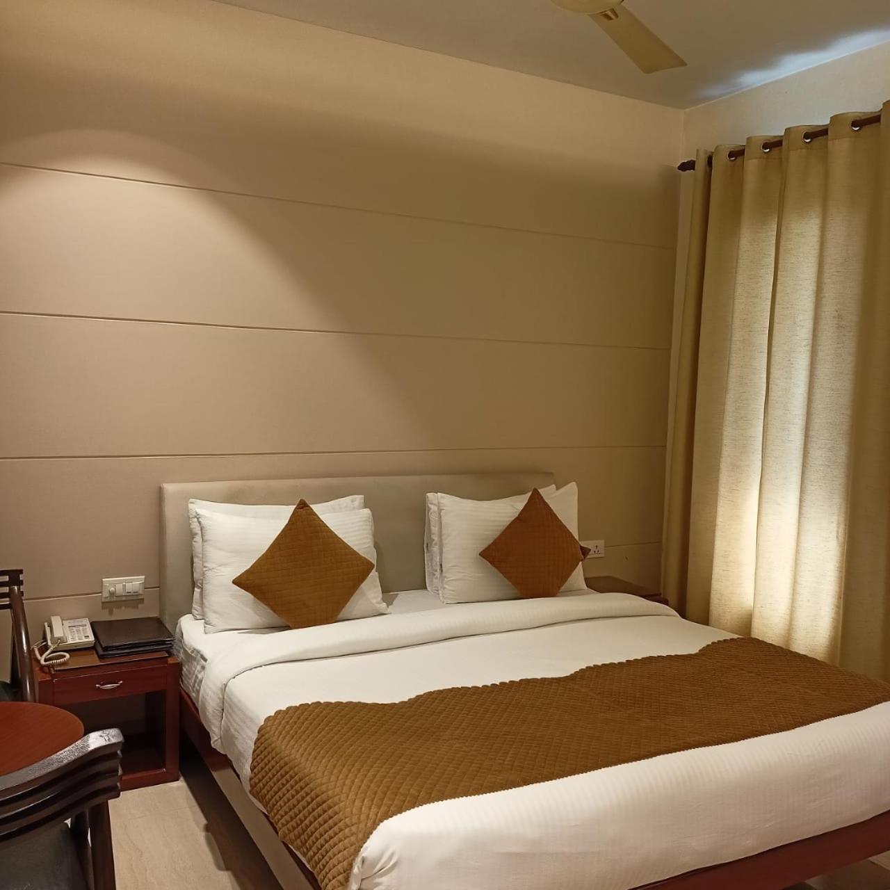 Cosy Grand, Chanakyapuri By The Cosy Hotels Ню Делхи Екстериор снимка