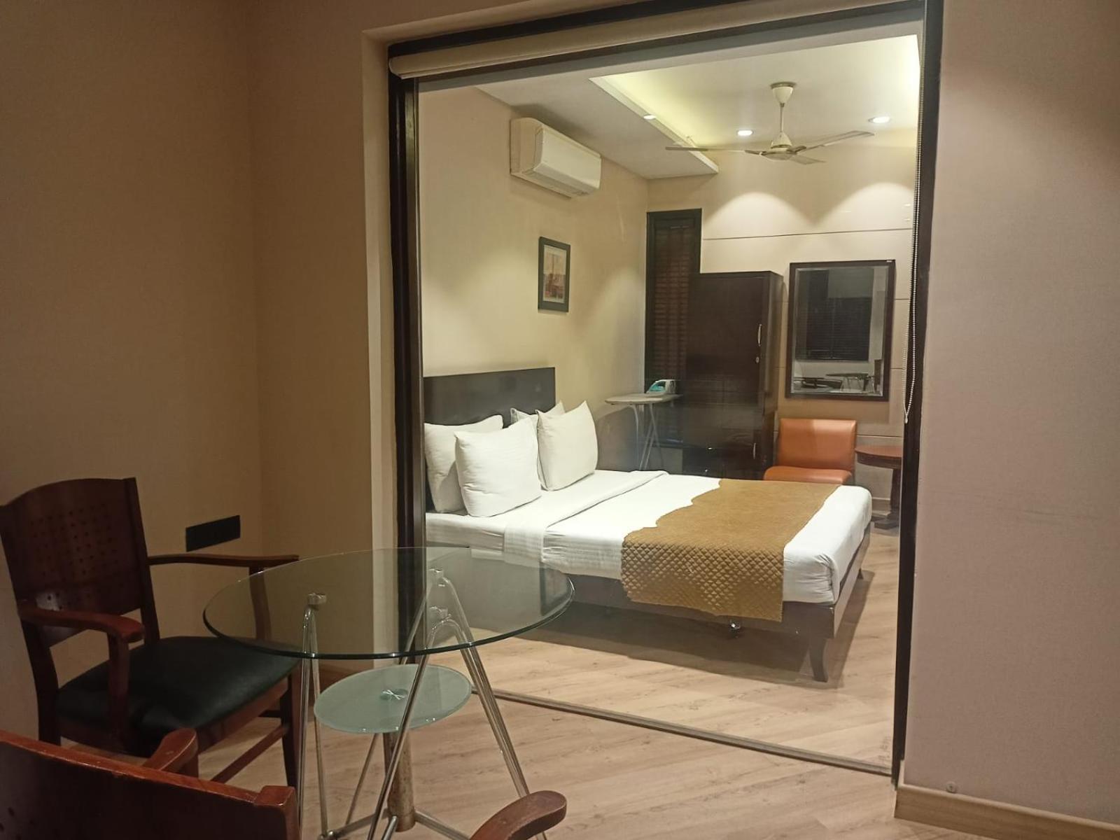 Cosy Grand, Chanakyapuri By The Cosy Hotels Ню Делхи Екстериор снимка