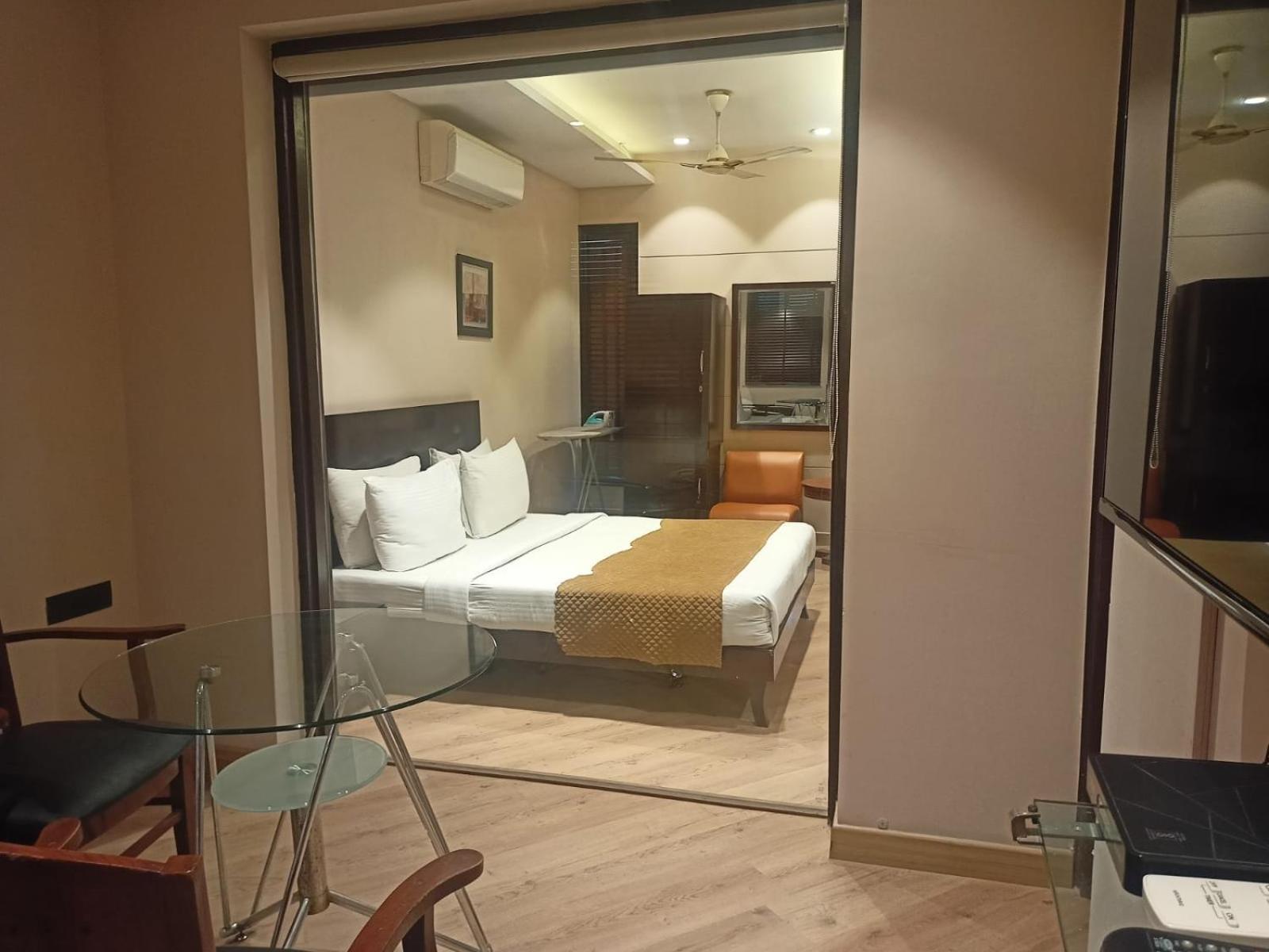 Cosy Grand, Chanakyapuri By The Cosy Hotels Ню Делхи Екстериор снимка