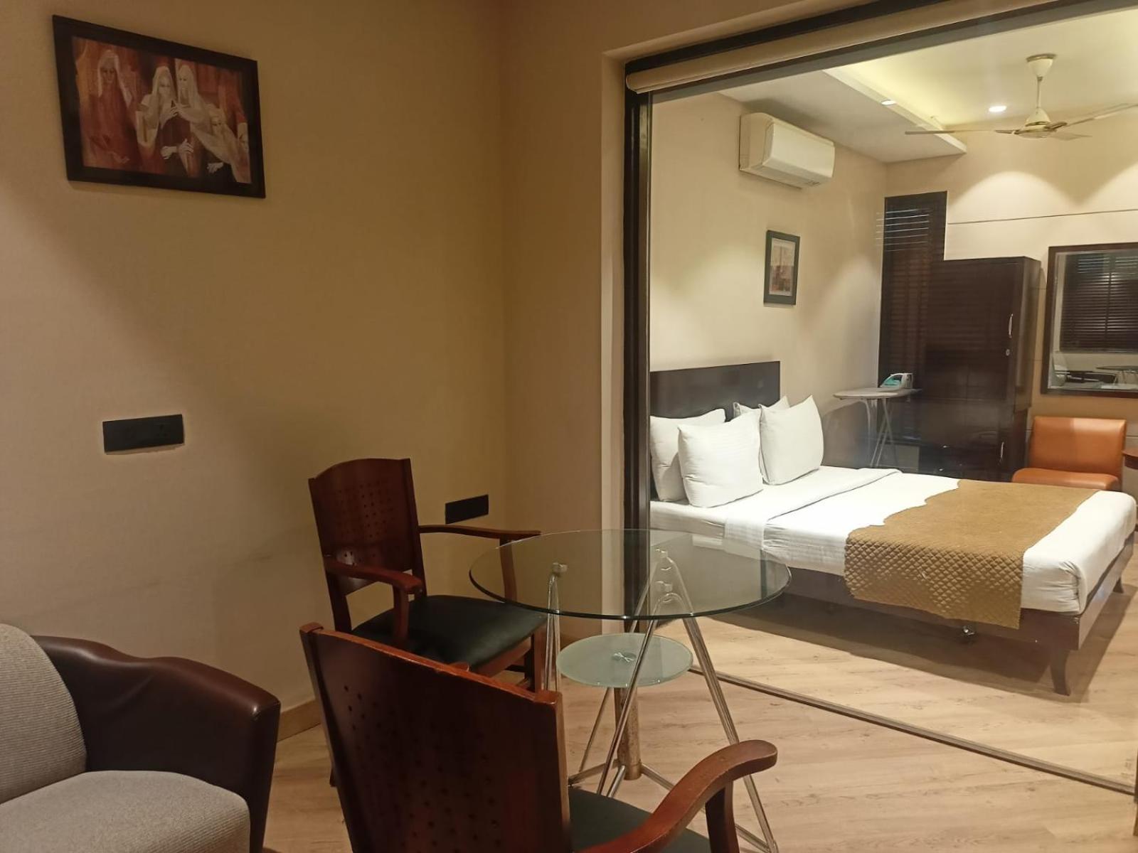 Cosy Grand, Chanakyapuri By The Cosy Hotels Ню Делхи Екстериор снимка